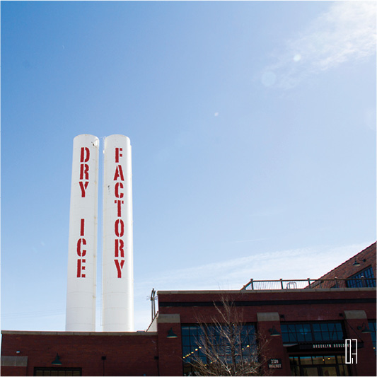 สถาปัตยกรรมพลิกแหล่งอุตสาหกรรม ให้เป็นย่าน Hangout มัน ๆ ที่ RINO Art District, Denver