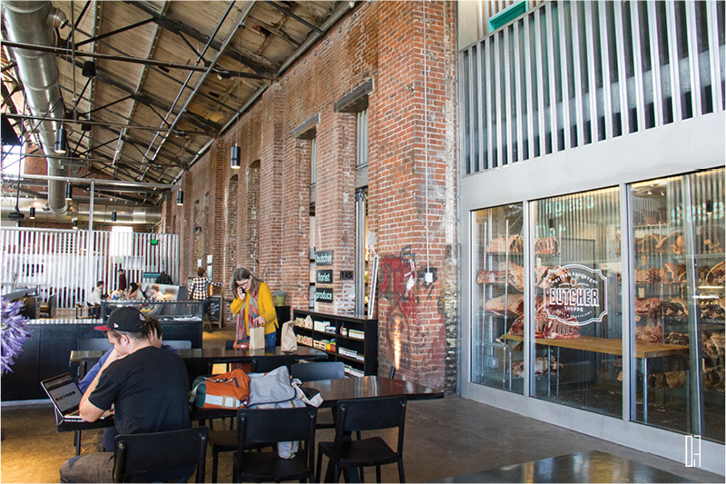 สถาปัตยกรรมพลิกแหล่งอุตสาหกรรม ให้เป็นย่าน Hangout มัน ๆ ที่ RINO Art District, Denver